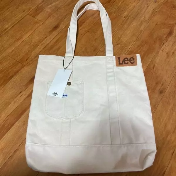 가방 정말 예뻐요!! 다만 재질이 탄탄하다 못해 뻣뻣한데 크기는 커서 길을 잘 들여야할