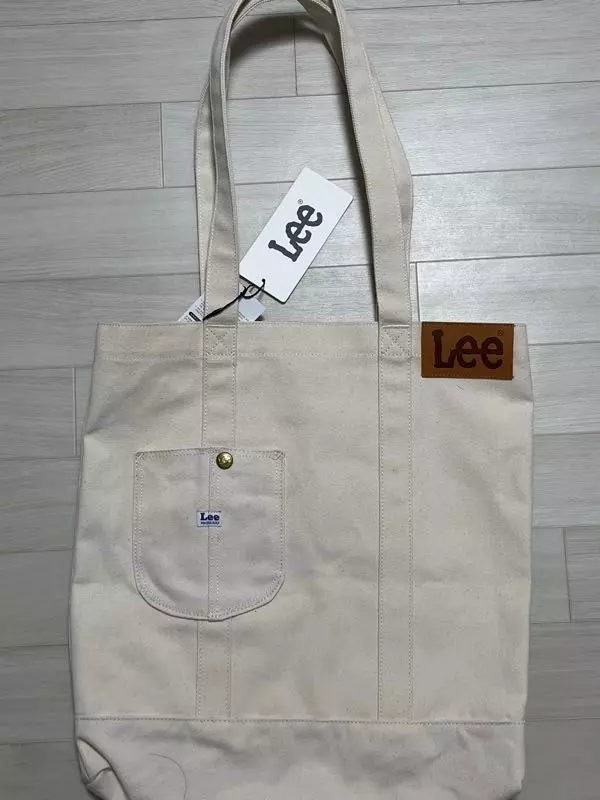 모양 딱 잘 잡히고 수납공간이 넉넉한 에코백 찾고있었는데, LEE에서 요 예쁜 아이를 판