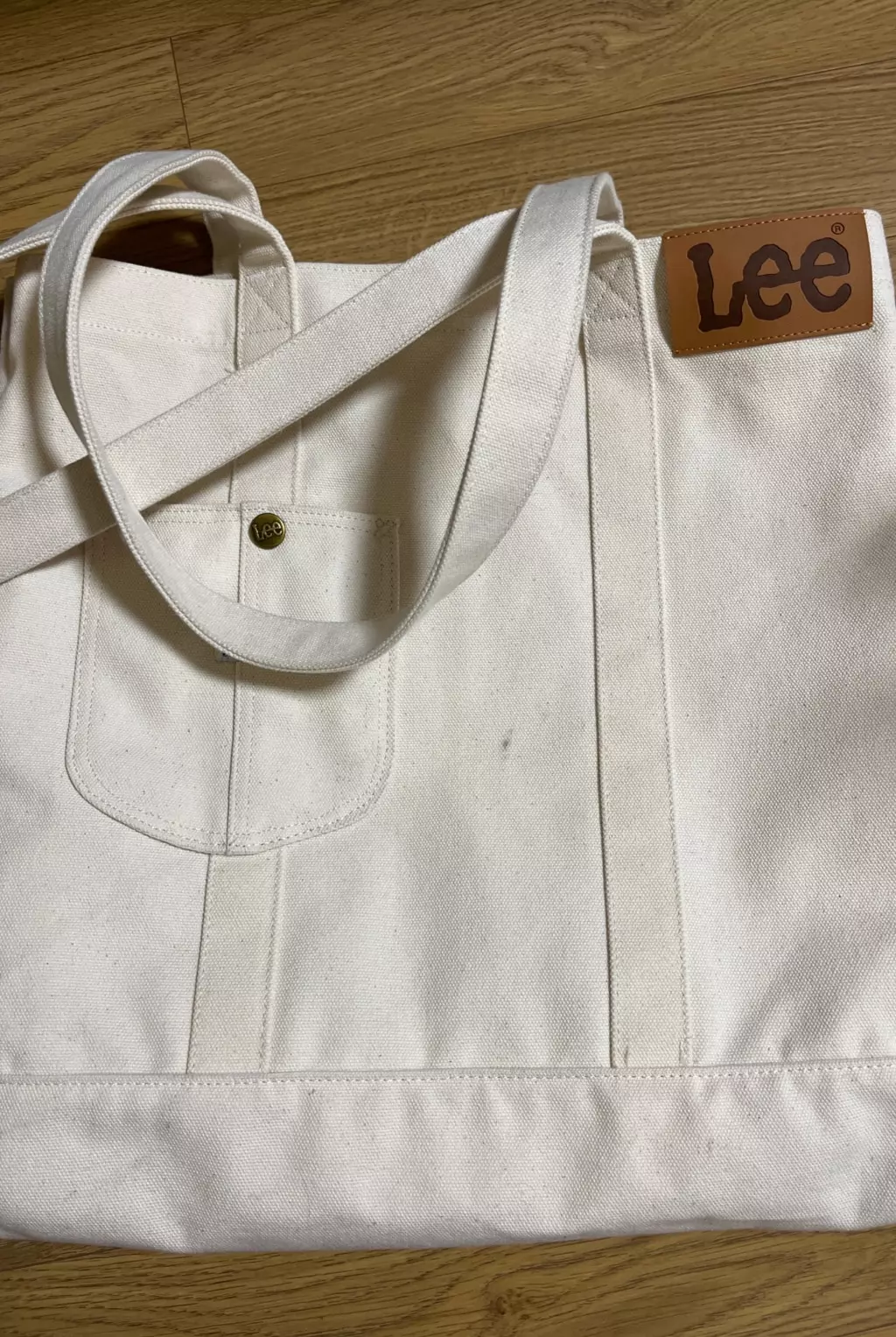 사진에서 커보였는데 딱 보이는 것만큼 크네요,,ㅎㅎ일반 에코백 으로 생각하시면 안되