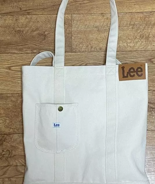 노트북이랑 책 등등 다 넣어도 공간 남아요 수납공간 최고,,