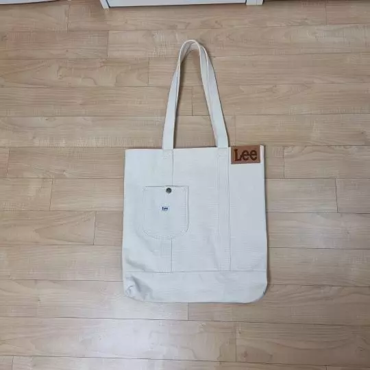 에코백인데 탄탄하고 사이즈도 꽤커서 수납도잘되고 좋아요