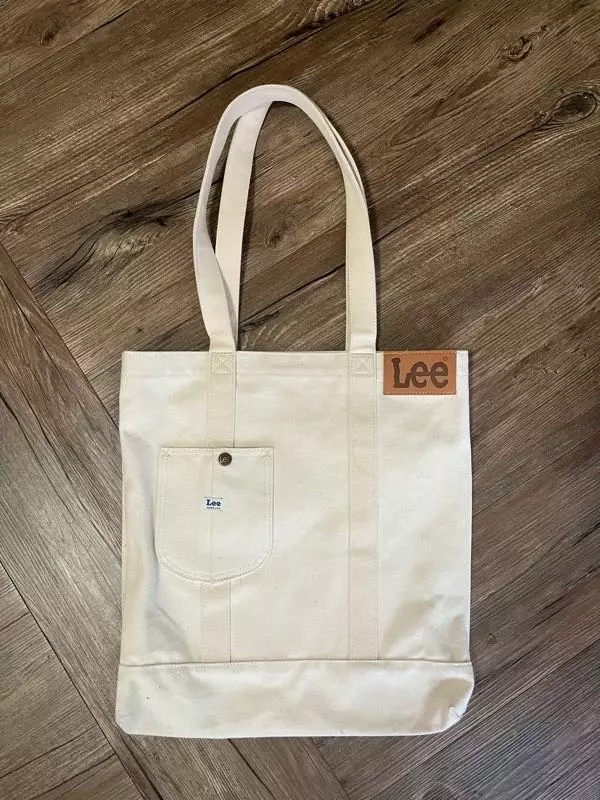 가방 너무 예뻐요 간단하게 들고 다닐수도 있고 포인트주기도 좋네요