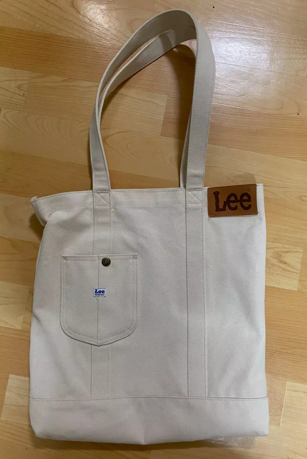 사이즈가 생각보다 크고 청바지에 잘 어울릴 것 같습니다.