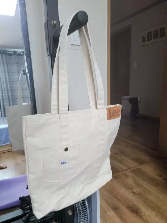 가방 범용성 엄청 넓고 좋네요! 데일리로 들고다니기 좋습니다. 여름에 옷에 포인트주거