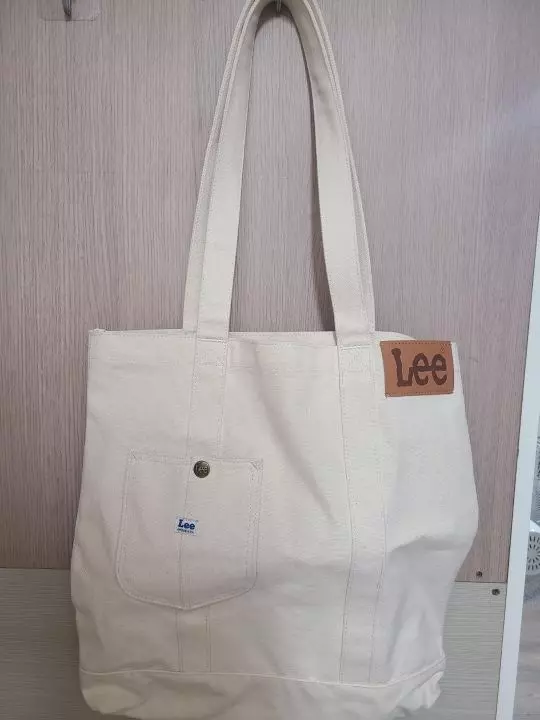 편하게 매고 다닐 수 있어서 좋습니다 가방도 예빠고요