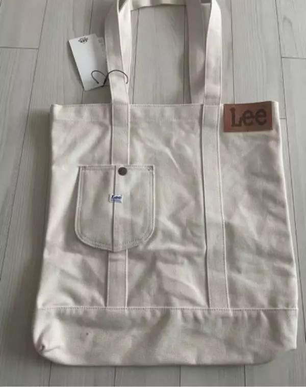 흐물거리지 않아서 좋고 완전 만족해요!! 데일리 에코백으로 추천해요.