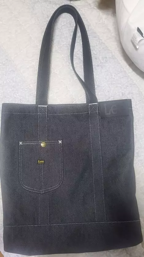 커플 가방으로 샀는데 만족합니다 마감도 깔끔해요