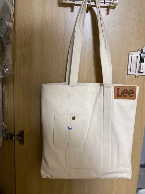 주머니가 3곳이나 있어서 좋아요 안에 공간도 넉넉하고 평상시에 들고 다니기 좋은것같