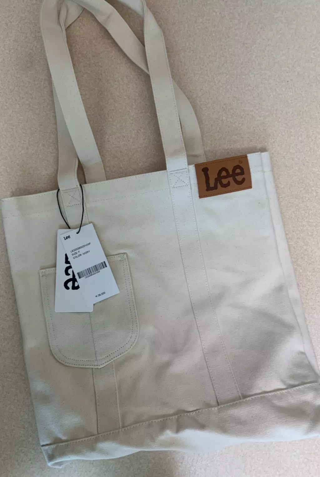 수납 공간도 엄청 크고 좋아용 학교 갈때 메고가기 좋을거같아요 ㅎㅎ