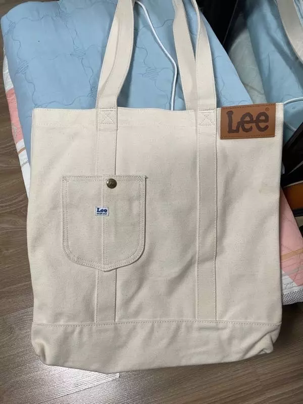 으어어엄청 커요 수납 공간도 많아서 좋은데 저한테는 너무 커서 계속 흘러내리고 불편