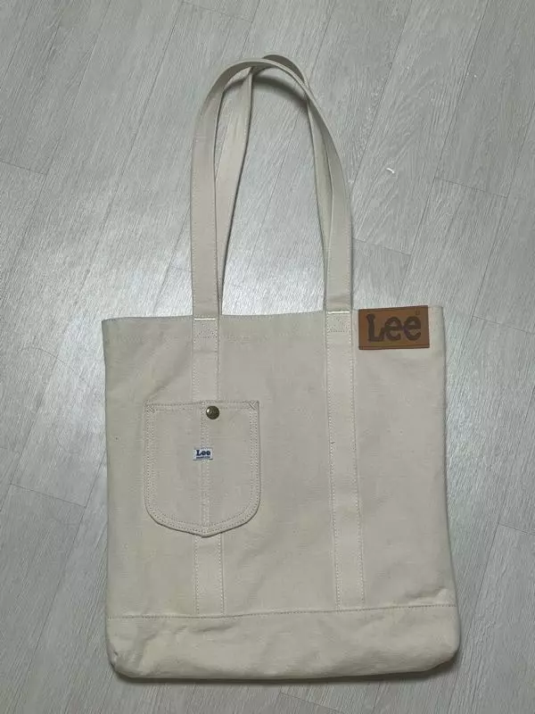 사이즈가 엄청 넉넉한 편이고 여기저기 잘 어울려서 들고 다니기 좋아요