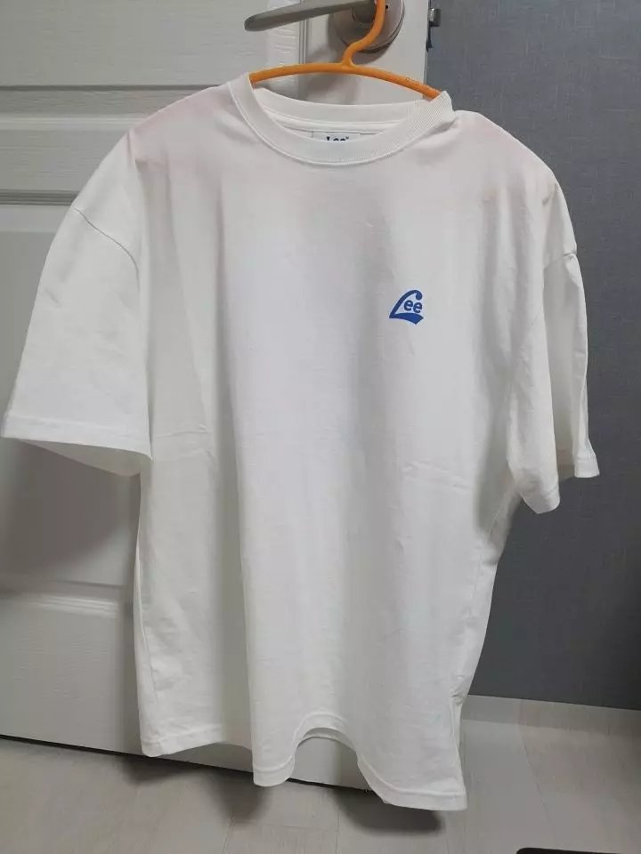 뒤 프린트가 너무 이뻐요 데일리티로 무난하고 코디하기도 너무 좋아요