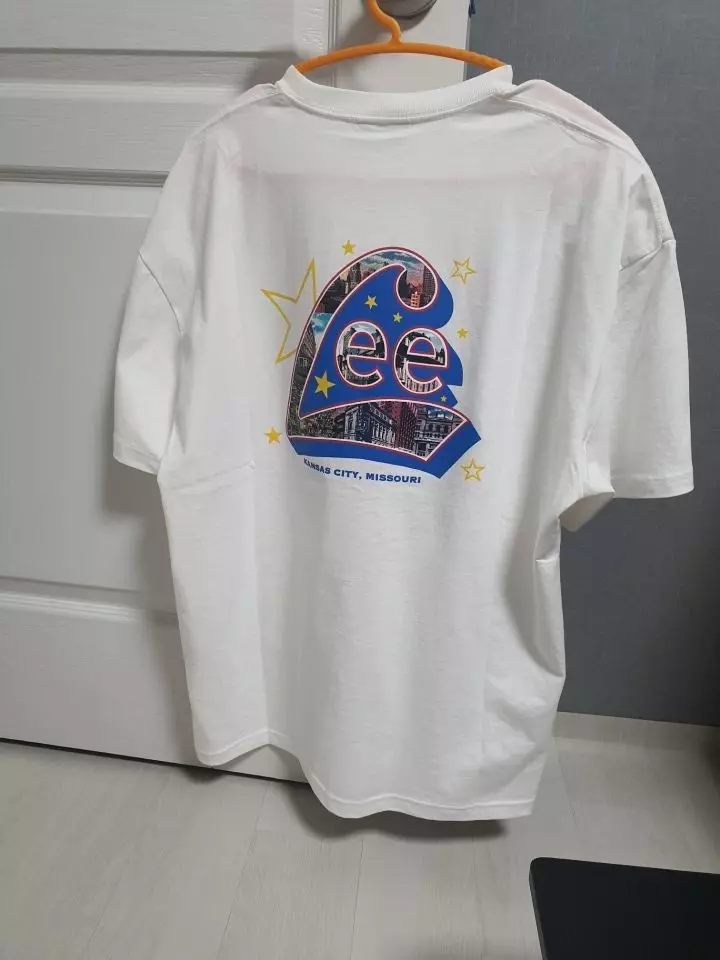 뒤 프린트가 너무 이뻐요 데일리티로 무난하고 코디하기도 너무 좋아요