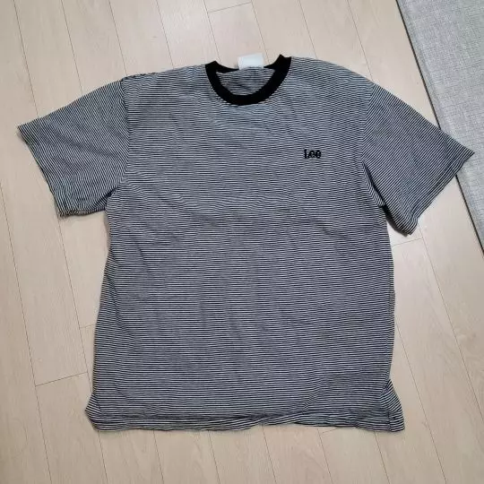 목둘레가 너무 작아요 몸통은 넓은데 목둘레가 작으니 뭔가 균형 안맞는 느낌이 있어요