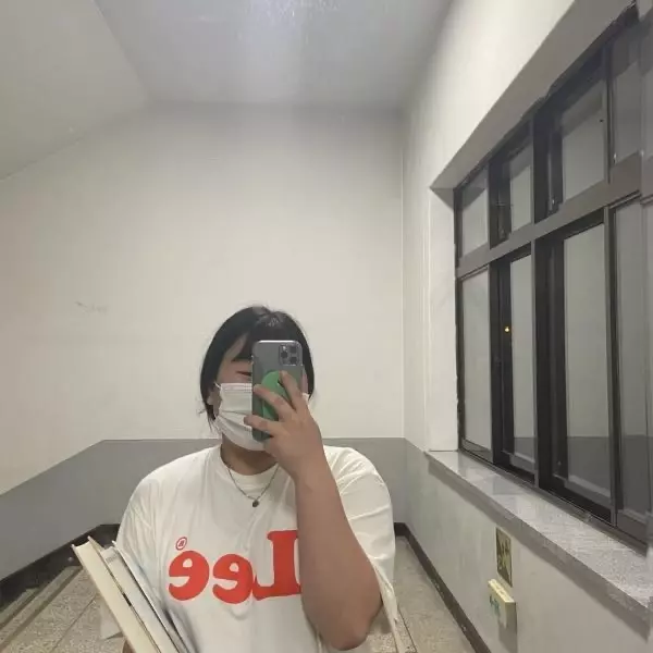 로고색이 쨍하지도 않고 사진그대로 이쁩니다 짱짱