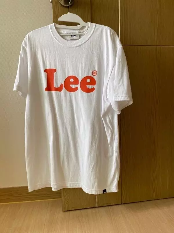 편하게 입기 좋아요근데 입다보니까 lee라는 봉사단체에서 단ㅊㅔ티입고 일하는 기분 .