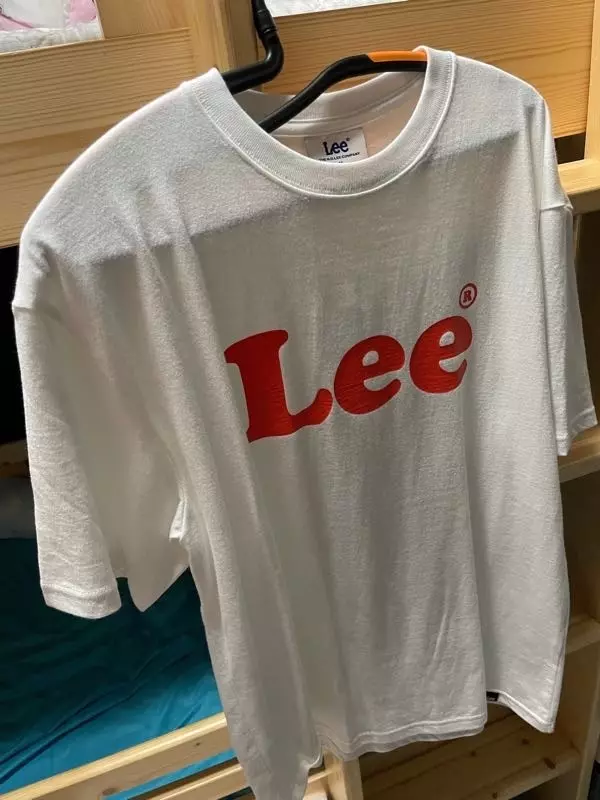 이쁘고 간단하고 빈티지스럽고 좋아요~! 사진이 구려서 그렇지 주황색 리 입니다~