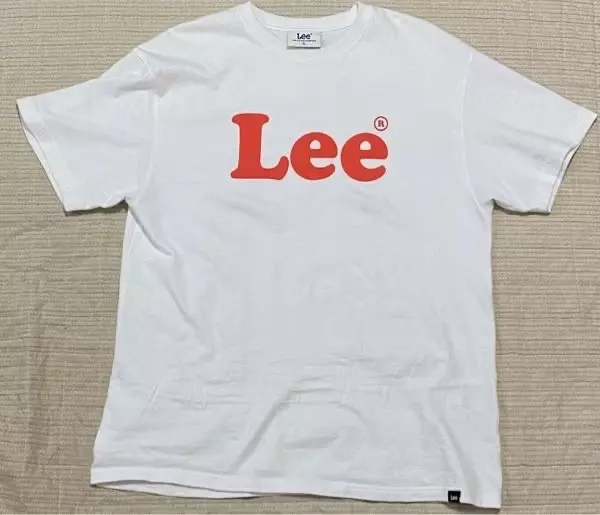 여자친구에게 선물 했는데 오버핏으로 입기 좋은듯 했으며 로고가 부담스럽지 않아 좋은