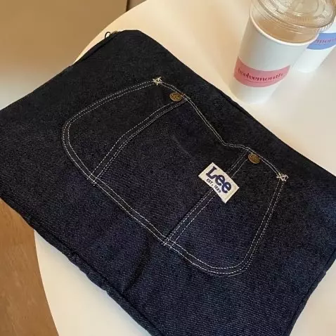 사진이랑 똑같이 귀엽고 생각보다 넓어서 뭐가 많이 들어갑니당