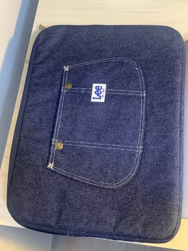 귀여운 청바지 파우치 ㅋ큐ㅠ 귀여워요 13인치 맥북 들어가고도 자리 많이 남아 15인치