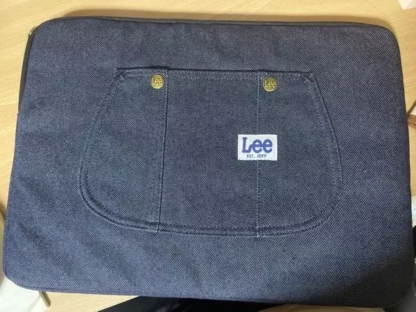 13인치 노트북 기준 수납공간 널널해서 좋아요! 캐주얼에도 잘 어울려서 만족해요~