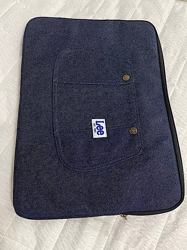 한달 넘게 기다려서 받았는데 기다린 보람이 있네요ㅜㅜ 수납공간에 마우스랑 충전기 넣