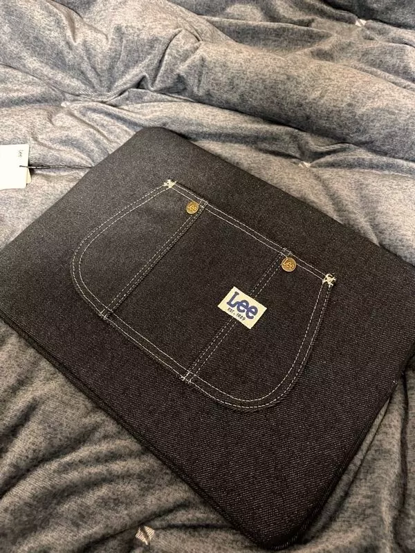 예뻐요!!! 안쪽 부들부들하고 맥북 14인치 넉넉하게 들어가용~