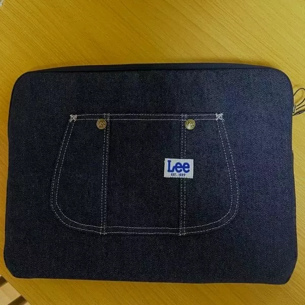 노트북이랑 아이패트 넣고 다니려고 구매하였는데 너무 만족하고 수납공간도 넓어서 잘