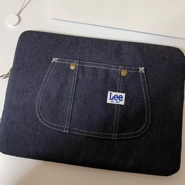 엘지 그램 15.6인치 노트북 사용하는데 잘 들어갑니다~ 다만 지퍼 열고 닫을 때 모서리