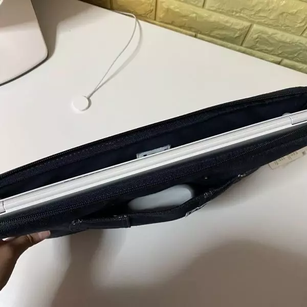 엘지 그램 15.6인치 노트북 사용하는데 잘 들어갑니다~ 다만 지퍼 열고 닫을 때 모서리