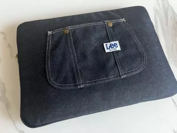 수납: 삼성 올웨이즈9, 아이패드 7세대, 마우스패드 넉넉하진 않지만 무리하지 않고 잘