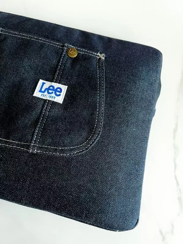 수납: 삼성 올웨이즈9, 아이패드 7세대, 마우스패드 넉넉하진 않지만 무리하지 않고 잘