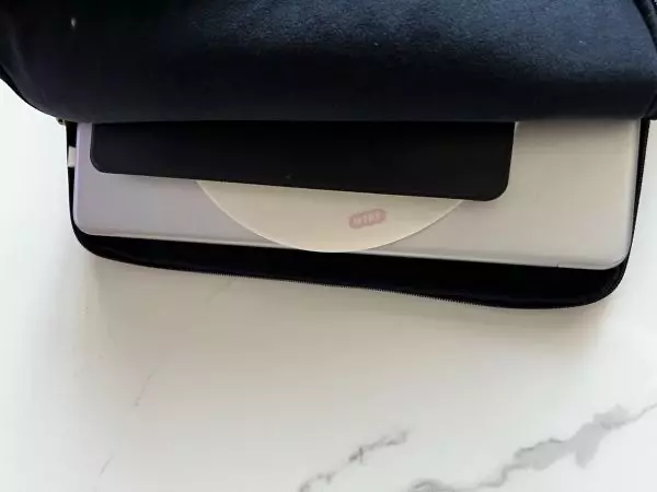 수납: 삼성 올웨이즈9, 아이패드 7세대, 마우스패드 넉넉하진 않지만 무리하지 않고 잘