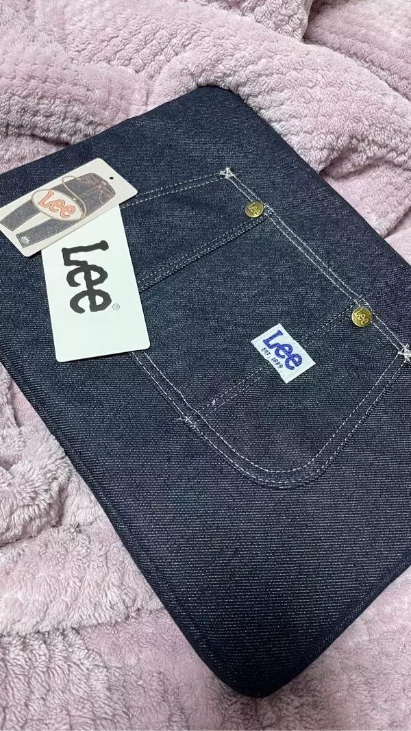 맥북 프로 13인치 넣으니까 공간이 남기는하지만 수납공간도 있고 예뻐서 잘 쓸거같아요