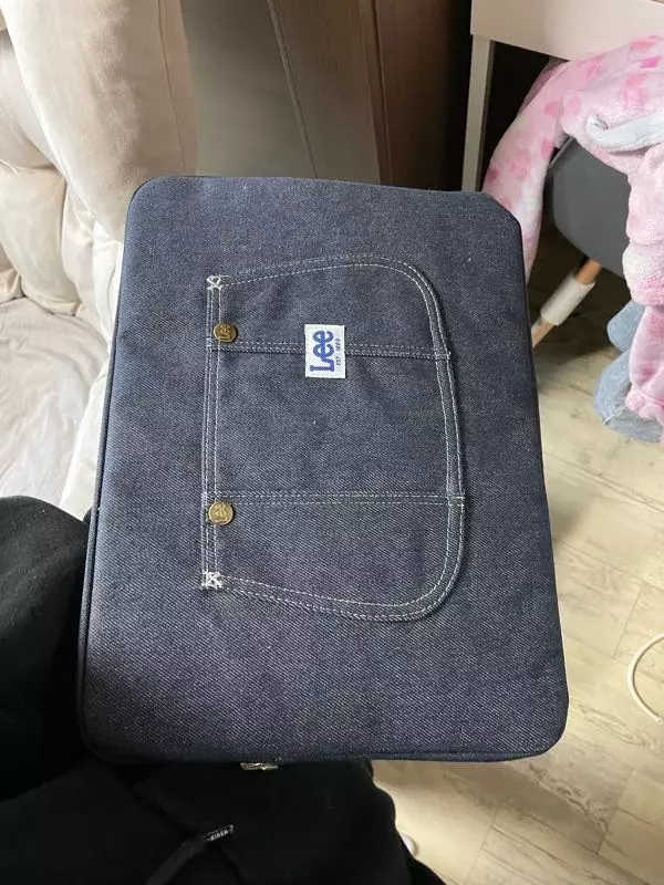 13.3인치 노트북이 딱 맞게 들어가는 사이즈 입니다. 폭신폭신해서 노트북 보호 잘 될 