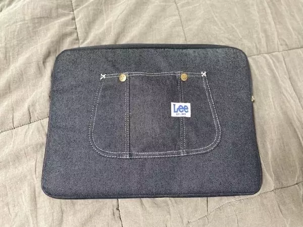 13인치 맥북 들어가고도 안에 여유 남습니다!! 앞부분에도 마우스 넣고 다니기에 딱 좋