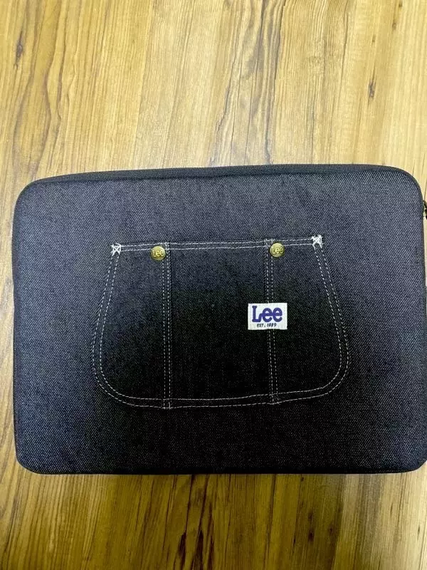 맥북 13인치 넉넉하게 들어가요! 제 생각엔 15인치 까지는 들어갈 수 있을 것 같아요 색