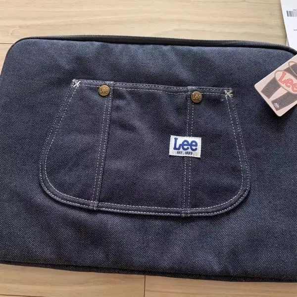 생각하던 생지 데님색 그대로 너무 이쁨빡빡하지만 이것저것 밀어넣으면 다 들어가요