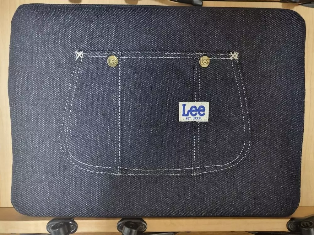 노트북 파우치 열심히 서치하다가 너무 예뻐서 구매했어요 3개월 정도 쓰고 후기 남기는