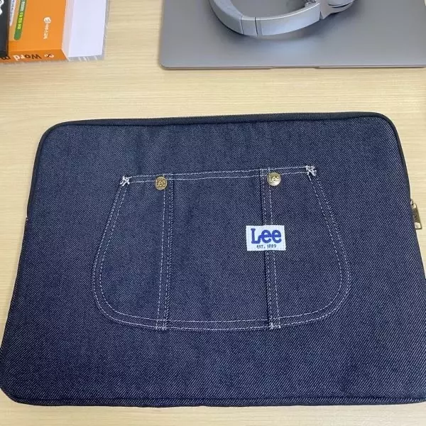 귀엽고 심플하고 유니크해서 맘에 듭니다~! 다만 맥북 13인치 쓰는데 후기들처럼 공간이