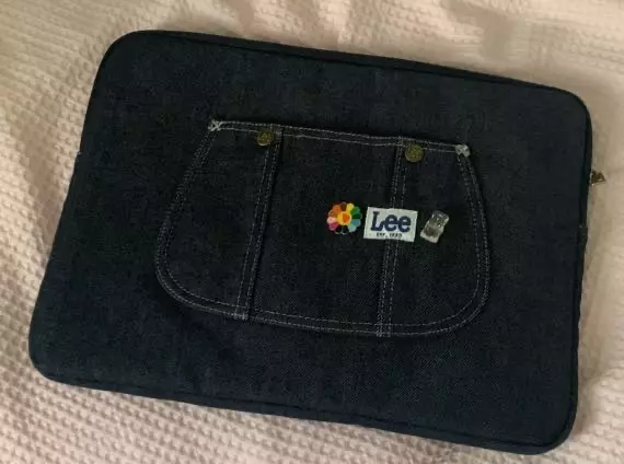 청바지 재질이 너무 귀엽고 안에 쿠셔닝도 좋아서 만족합니다