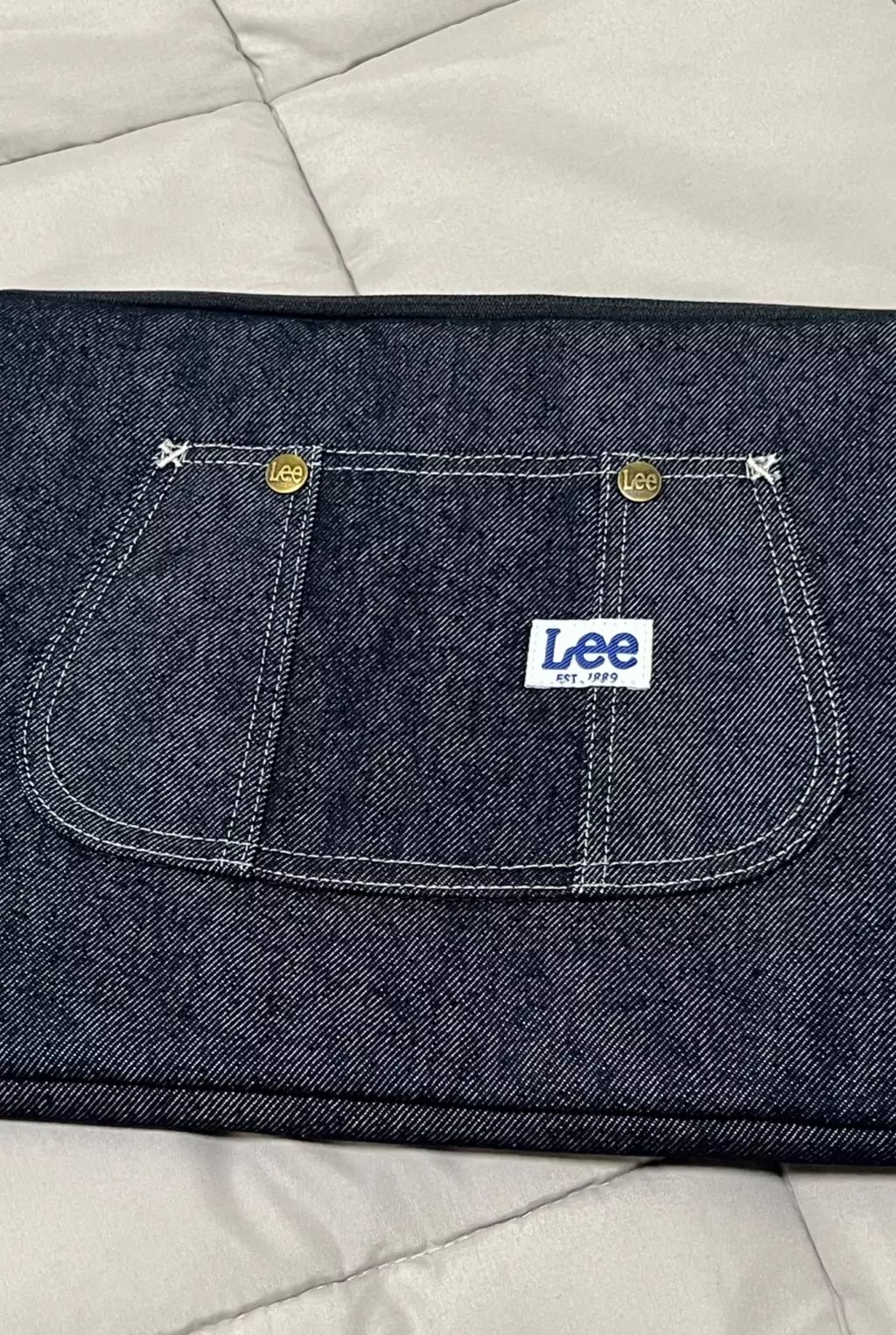 앞에 주머니도 귀엽도 뒤에 지퍼 주머니도 활용도 좋습니다