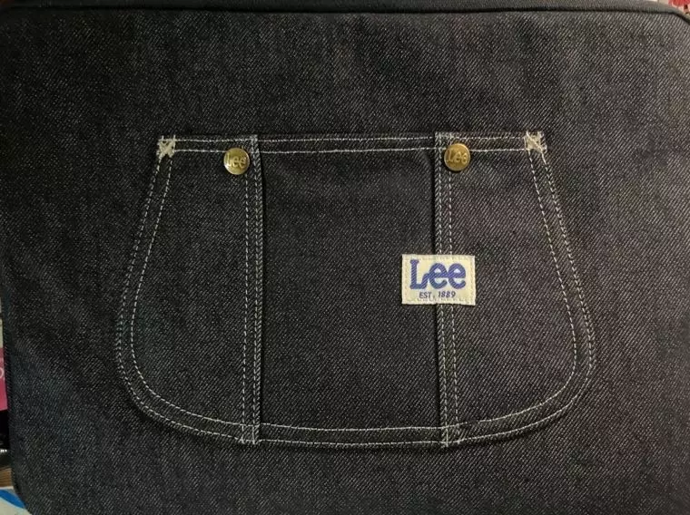 조금 큰 노트북들은 안들어가고 작은 애들만 들어가요.저는 아이패드랑 충전기 같은거 