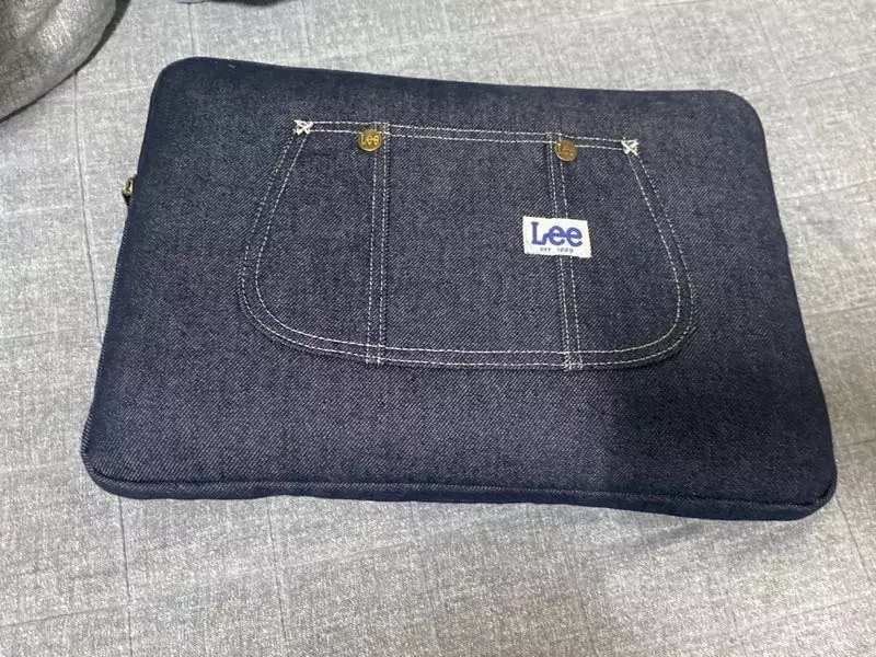 어떻게 데님으로 노트북 파우치를 만들 생각을 했는지 ㅜㅜ 너무 예쁘고 유니크해요 이