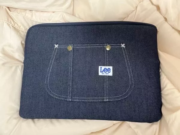 색 너무 예쁘고 맘에 들어요 노트북이 너무 꽉맞긴한데 원사이즈라 어쩔수없네요ㅠ 앞뒤