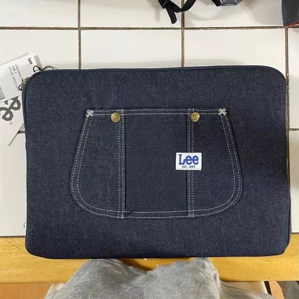 15인치 노트북도 넉넉히 들어가요 ! 재질도 튼튼하고 주머니에 마우스 넣을 수도 있어서