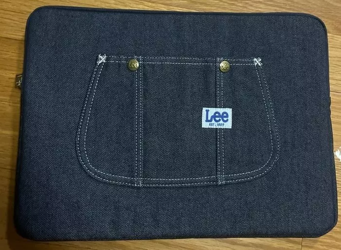 예쁘고 수납공간도 괜찮아요 깔끔하게 들고다니기 좋습니다