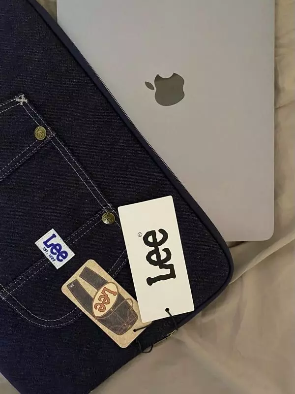 색감은 되게 진하고 찐청같아요! 맥북에어 13인치는 넉넉하게 들어가는 정도고 아이패드