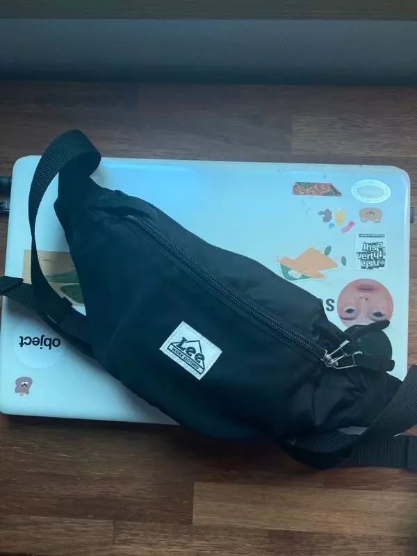 메고 다니기 편하고 로고도 평범하지 않고 좀 특별한 것 같아서 잘 메고 다닙니다 굿굿