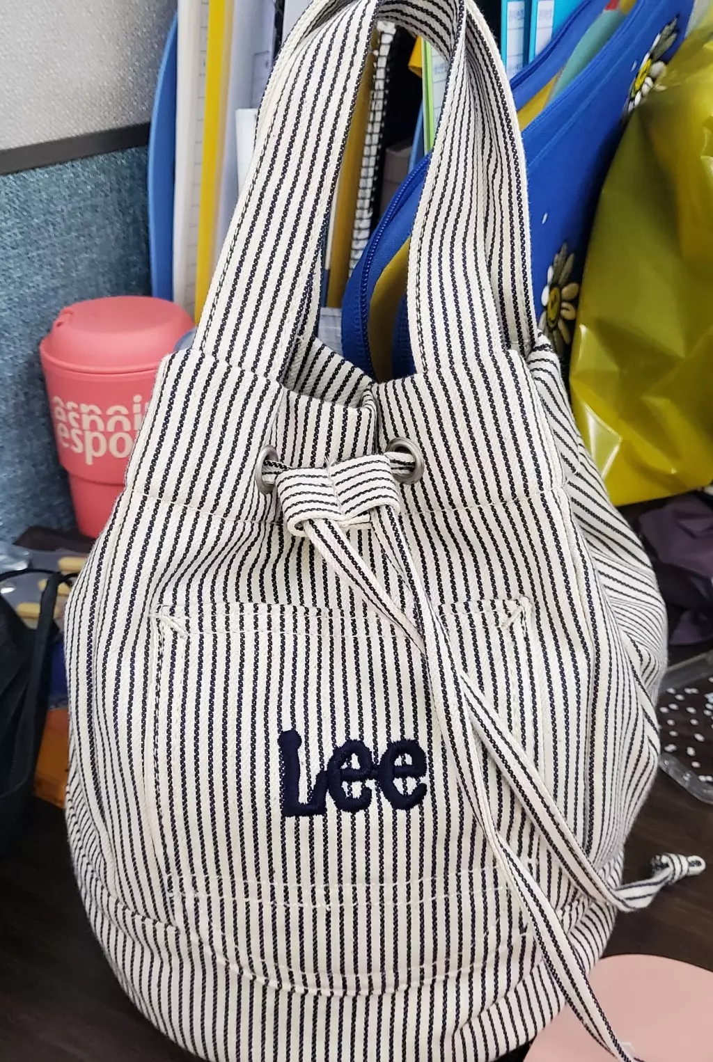 작고 귀중품만 넣고 다니려고 구매했습니다.제품은 너무 만족하나 크로스끈쪽에 이물이